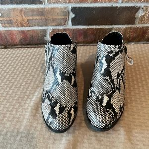 Arizona Jean Co Galen Snake Skin Booties Women’s Size:6M